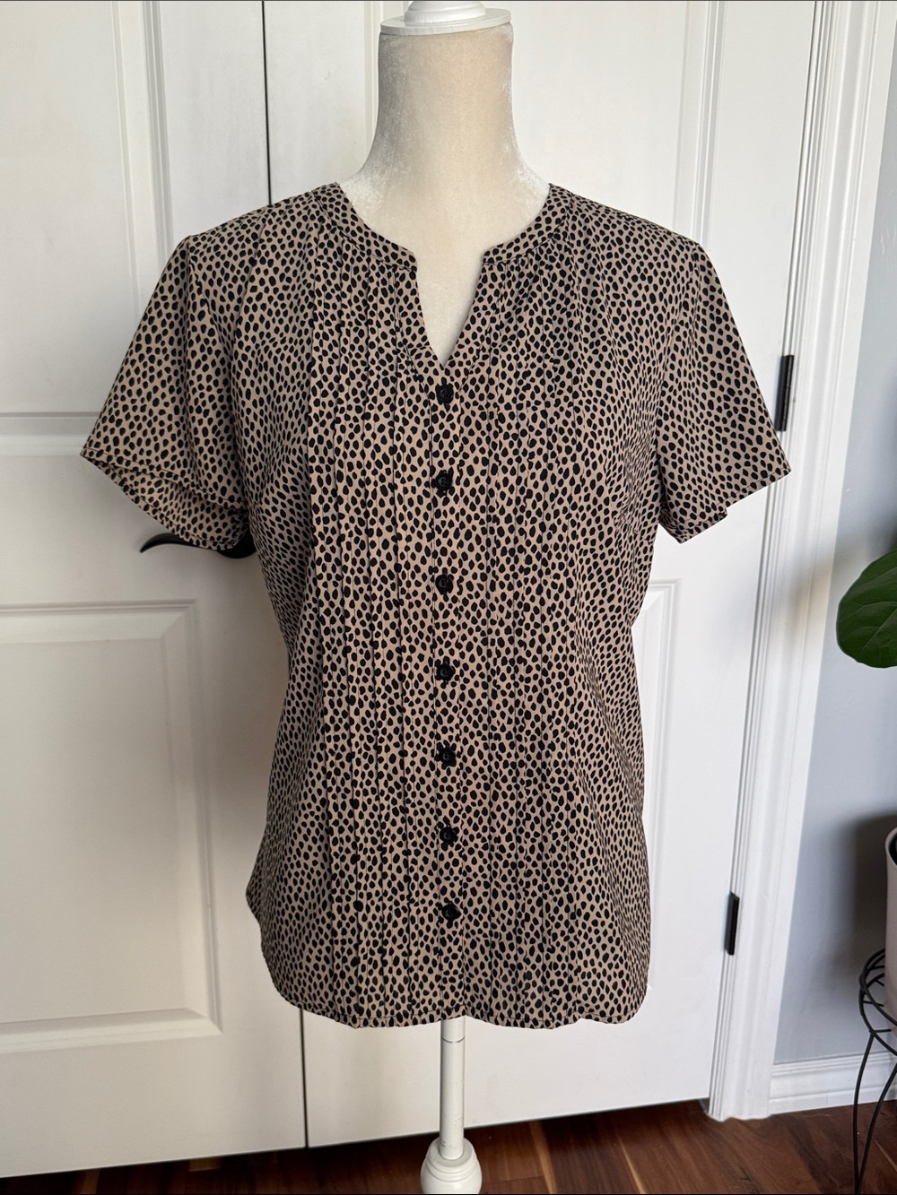 Dana Buchman Beige and Black Dot Button-Front Blouse Size Large